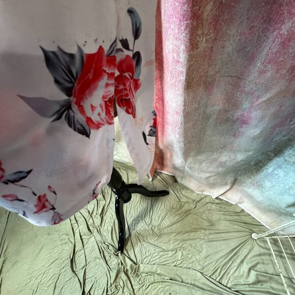 ๐Beautiful Floral Red Roses Long Sleeveless V- Neckline Plus Size Top - Picture 6 of 14